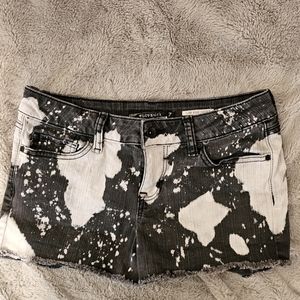 A unique pattern/print 😍 pair of shorts